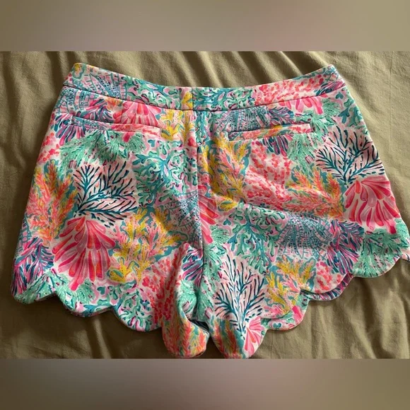 Lilly Pulitzer Buttercup knit shorts, scalloped hem, size 10 - Picture 2 of 5